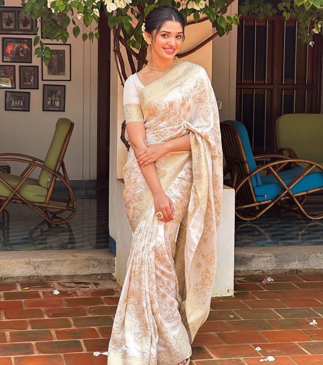 Graceful White Banarasi Saree with Gold Embroidery for Special Occasions