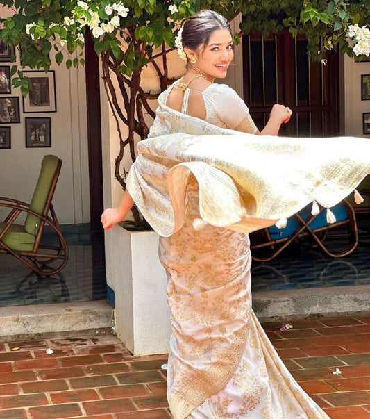 Graceful White Banarasi Saree with Gold Embroidery for Special Occasions